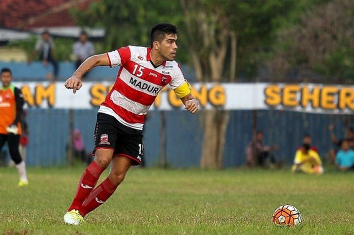 Kapten Madura United, Fabiano Beltrame, saat mengikuti latihan, Jumat (11/3/2016).