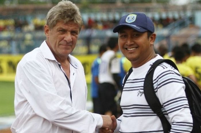 Manajer Persela, Yunan Achmadi (kanan), bersama Pelatih Persela, Stefan Hansson, Minggu (10/4/2016).