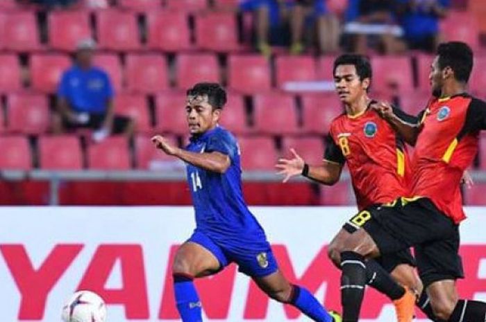   Winger timnas Thailand Nurul Sriyankem saat berlaga melawan Timor Leste pada Piala AFF 2018, Jumat (9/11/2018) di Stadion Rajamangala, Bangkok.  