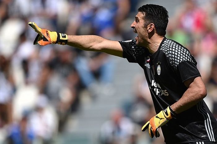 Kiper Juventus, Gianluigi Buffon, saat mengawal gawangnya melawan pada laga Serie A melawan Crotone di Juventus Stadium, Turin, 21 Mei 2017. 