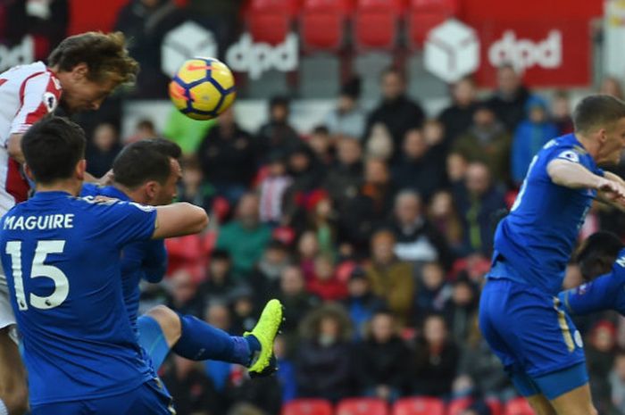 Striker Stoke City, Peter Crouch, dalam lagakotnra Leicester City pada 4 November 2017. 