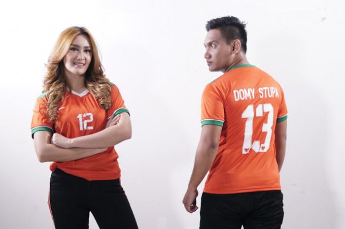 Domy Stupa (kanan) bersama Intan Saumadina memakai jersey Timnas Indonesia