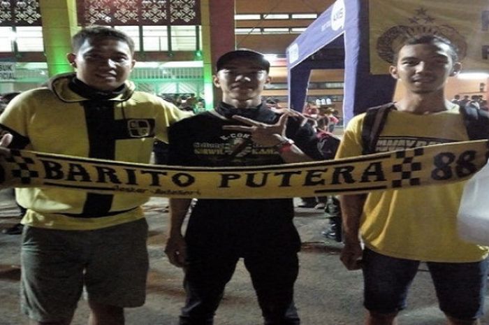 Sekjen K-conk Mania, Badrul Alam (tengah), bersama dengan suporter dari Barito Putera