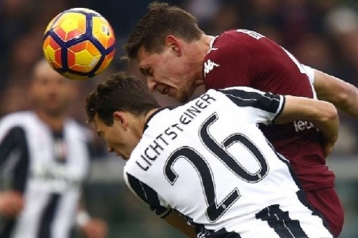 Striker Torino, Andrea Belotti, mengungguli bek Juventus, Stephan Lichsteiner, dalam duel udara saat kedua tim bertemu di Olimpico Turin, Minggu (11/12/2016).  