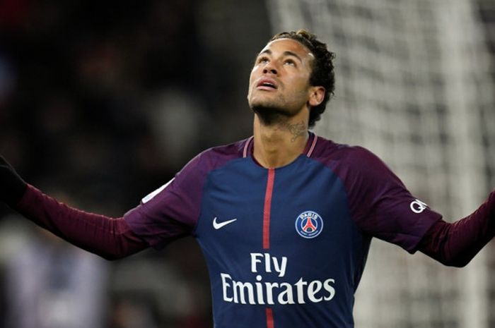       Striker Paris Saint-Germain, Neymar, merayakan gol yang dia cetak ke gawang Dijon dalam laga Liga Prancis di Stadion Parc des Princes, Paris, pada 17 Januari 2018.      