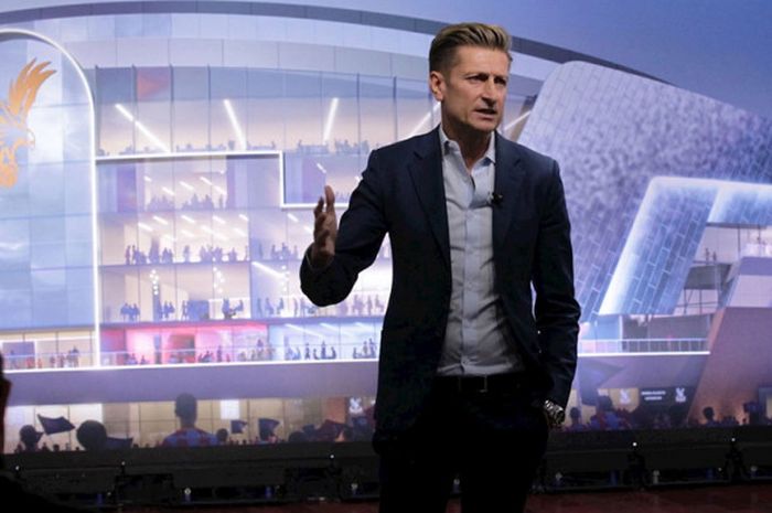 Presiden Crystal Palace, Steve Parish, berbicara di depan awak media dan tamu undangan saat mempresentasikan rencana pembangunan tribune utama Stadion Selhurst Park, London, Inggris, pada Senin (4/12/2017).