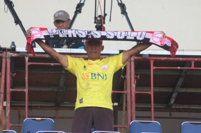 Harsono, tukang becak yang mendapatkan apresiasi dari Persis Solo.