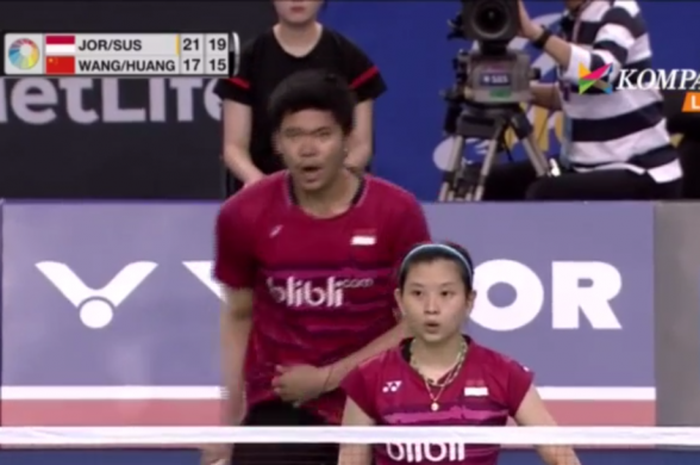 Pasangan ganda campuran Indonesia, Praveen Jordan/Debby Susanto, tengah bersiap menanti servis Wang Yilyu/Huang Dongping pada pertandingan final Korea Open 2017.