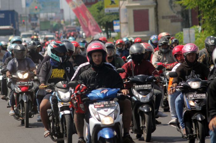 Rombongan Pasoepati away ke Kendal untuk mendukung Persis Solo.