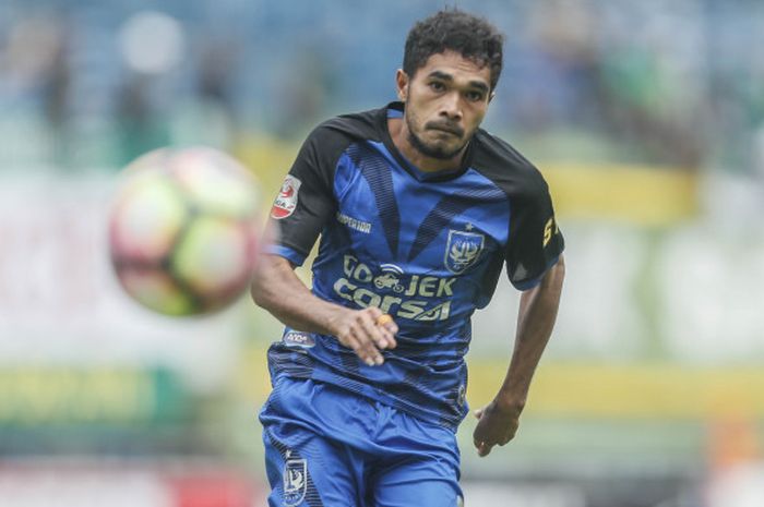 Aksi winger PSIS Semarang, Rifal Lastori, pada laga Grup Y babak delapan besar kontra Persebaya Surabaya di Stadion Gelora Bandung Lautan Api (GBLA), Bandung, Jawa Barat, Rabu (15/11/2017) sore WIB.