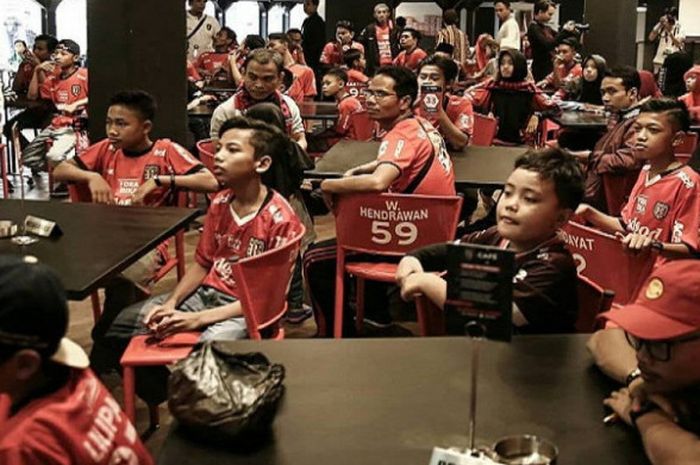 Anak-anak Yappenatim saat berada di Bali United Cafe.