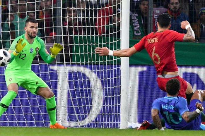 Penyerang tim nasional Belanda, Memphis Depay (kanan bawah), saat mencetak gol ke gawang Portugal dalam laga uji coba di Stade de Geneve, Jenewa, Swiss, pada Senin (26/3/2018).