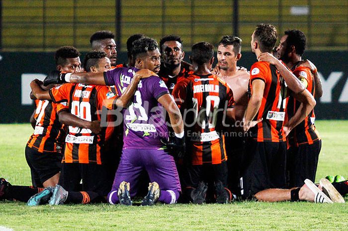 Pemain Perseru Serui  merayakan kemenangan mereka atas PS Tira pada laga lanjutan Liga 1 2018 di Stadion Sultan Agung, Bantul, Selasa (22/5/2018).        