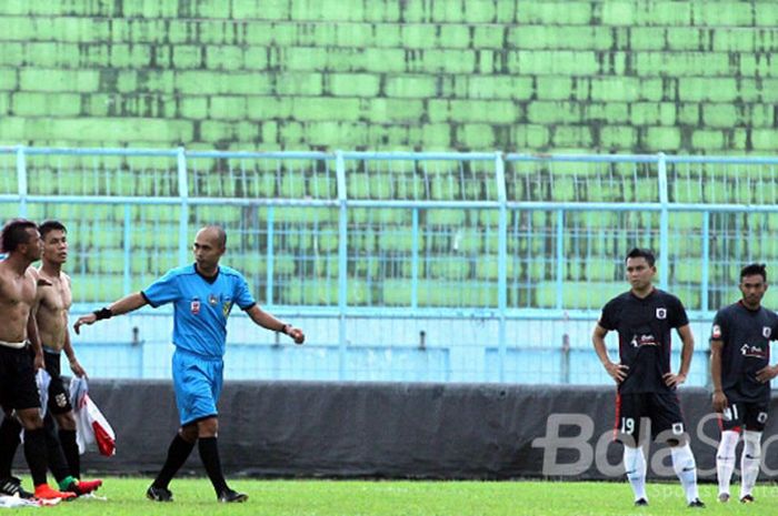 Laga bertitel play-off khusus Liga 2 musim 2017 antara PSBK Kota Blitar kontra Persewangi Banyuwangi di Stadion Kanjuruhan, Kabupaten Malang, Selasa (10/10/2017) diwarnai protes keras dan aksi buka baju tim Persewangi. 