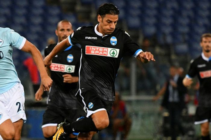 Striker SPAL, Sergio Floccari (kanan), berduel dengan bek Lazio, Stefan Radu, dalam laga Liga Italia di Stadion Olimpico, Roma, pada 20 Agustus 2017.