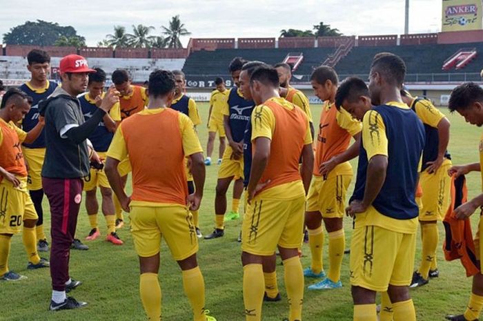 Pelatih Semen Padang, Nilmaizar, memberikan arahan dalam sesi latihan yang digelar di Stadion lapangan Mes Semen Padang.