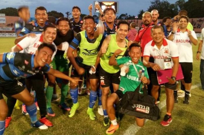 Suka cita pemain, pelatih, dan ofisial Madura United seusai memenangi laga atas tuan rumah Persipura pada laga pekan ke-27 Liga 1 musim 2017 di Stadion Mandala, Jayaoura pada Minggu (1/10/2017). 