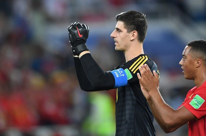  Kiper Belgia, Thibaut Courtois (kiri), merayakan kemenangan timnya bersama Youri Tielemans seusai laga Grup G Piala Dunia 2018 kontra Inggris di Kaliningrad Stadium, Kaliningrad, Rusia pada 28 Juni 2018. 