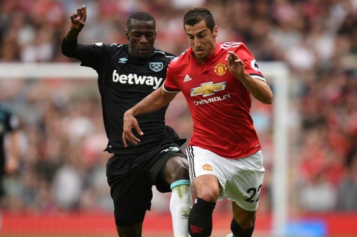 Gelandang Manchester United, Henrikh Mkhitaryan (kanan), berduel dengan pemain West Ham United, Pedro Obiang, dalam laga Liga Inggris di Stadion Old Trafford, Manchester, Inggris, pada 13 Agustus 2017.