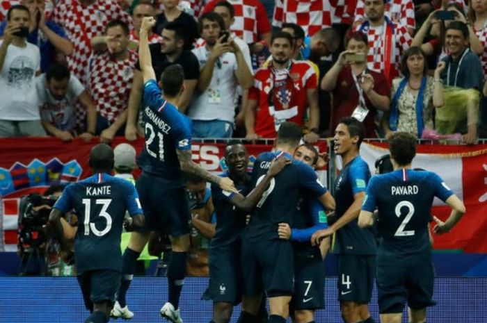 Para pemain Prancis merayakan gol Antoine Griezmann ke gawang Kroasia dalam laga final Piala Dunia 2018 di Stadion Luzhniki, Moskow, 15 Juli 2018.