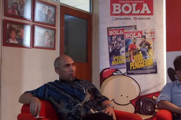 Wakil Kepala Departemen Timnas, Fanny Riawan, saat berbicara di Forum Diskusi BOLA di kantor redaksi Tabloid BOLA, Rabu (26/7/2017).