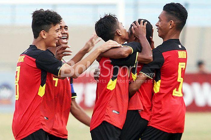  Pemain Timor Leste merayakan gol yang dicetak Ejivanio F da Costa ke gawang Kamboja dalam laga Piala AFF 2018 di Stadion Gelora Joko Samudro Gresik, Kamis (2/8/2018). 