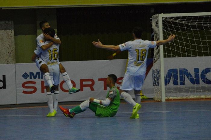 Selebrasi tiga pemain Vamos Mataram seusai menjebol gawang Permata Indah Manokwari pada semifinal Liga Futsal Profesional 2018 di GOR UNY, Sleman, 5 Mei 2018. 