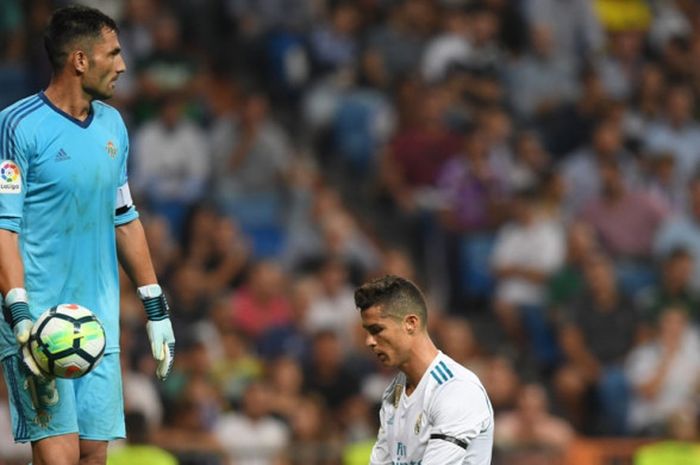 Kiper Real Betis, Antonio Adan (kiri), beraksi dalam laga Liga Spanyol kontra Real Madrid di Stadion Santiago Bernabeu, Madrid, pada 20 September 2017.