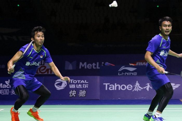 Pasangan ganda putra Indonesia, Mohammad Ahsan (kanan) dan Rian Agung Saputro, tampil pada laga semifinal China Open 2017 kontra Mathias Boe/Carsten Mogensen (Denmark), di Haixia Olympic Sports Center, Sabtu (18/11/2017).