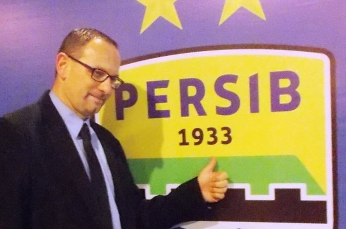  Pelatih baru Persib Bandung, Dejan Antonic, berpose di depan logo klub.  