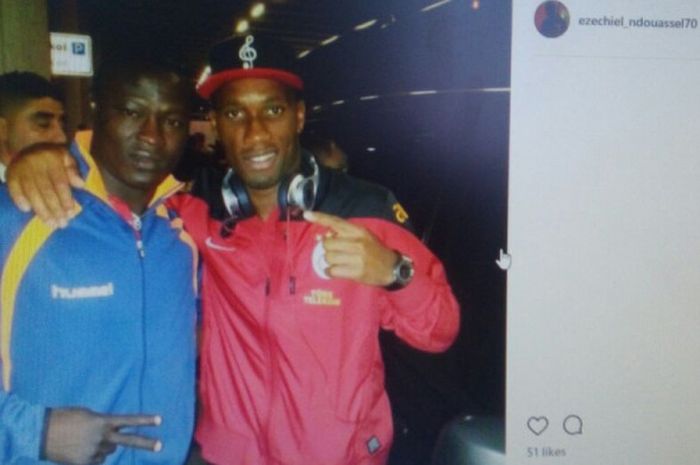 Penyerang baru Persib Bandung, Ezechiel N'Douassel, bersama Didier Drogba. 