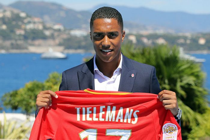 Gelandang anyar Monaco, Youri Tielemans, berpose saat diperkenalkan ke publik di Monaco pada 26 Juli 2017.