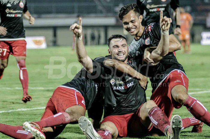 Selebrasi penyerang Persija Jakarta, Marko Simic, saat menghadapi Borneo FC di pertandingan Grup D Piala Presiden 2018, Rabu (24/2/2018).