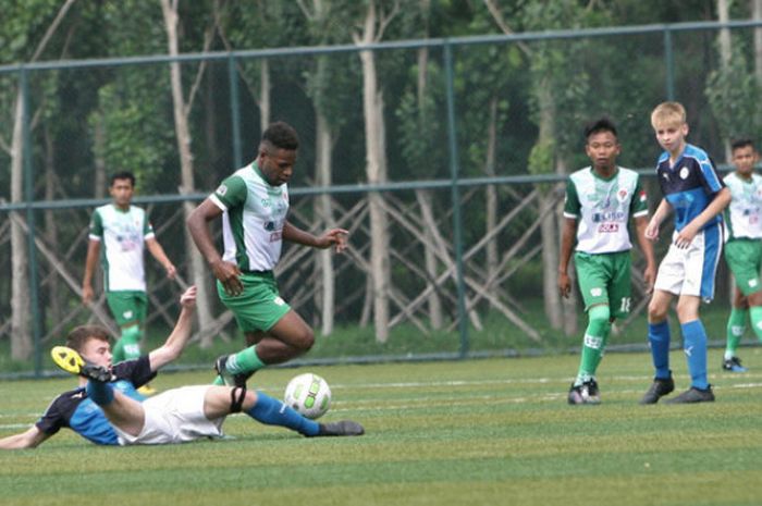 Penyerang tim pelajar Indonesia U-15, Iryanto Wandik, di pertandingan ketiga fase grup Piala Gothia China 2017, Rabu (16/8), di Gothia Football Park, Shenyang, China.