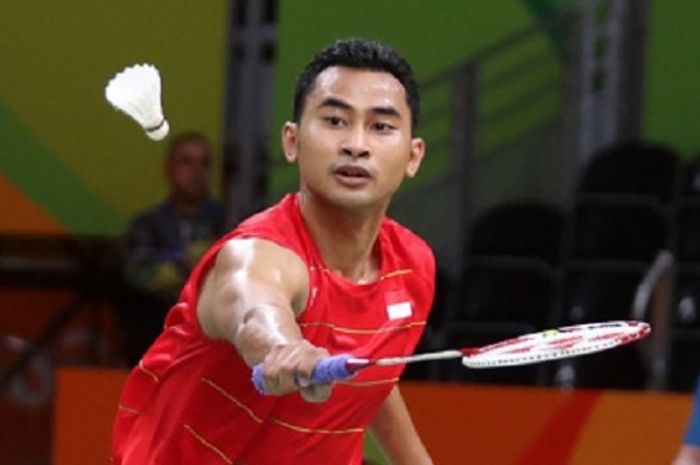  Pebulu tangkis tunggal putra nasional, Tommy Sugiarto, sedang mengembalikan kok ketika menjalani laga perdana penyisihan Grup J melawan Howard Shu (Amerika Serikat).Tommy menang 21-14, 21-10, pada laga yang berlangsung di Riocentro-Pavilion 4, Jumat (12/8/2016). 