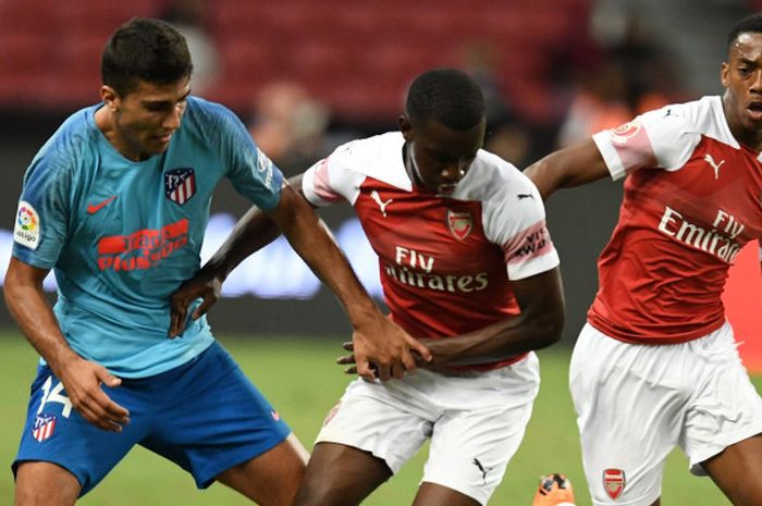 Gelandang Atletico Madrid, Rodri (kiri), berduel dengan pemain Arsenal, Eddie Nketiah, dalam laga International Champions Cup 2018 di Singapura, 26 Juli 2018.