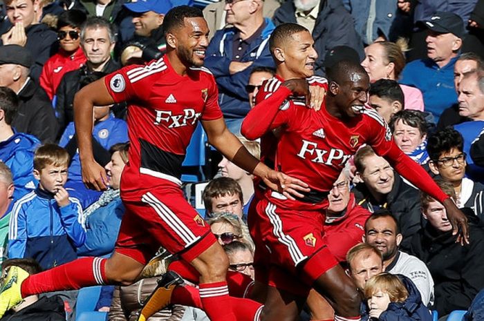 Gelandang Watford, Abdoulaye Doucoure (kanan), merayakan gol yang dia cetak ke gawang Chelsea dalam laga Liga Inggris di Stadion Stamford Bridge, London, pada 21 Oktober 2017.