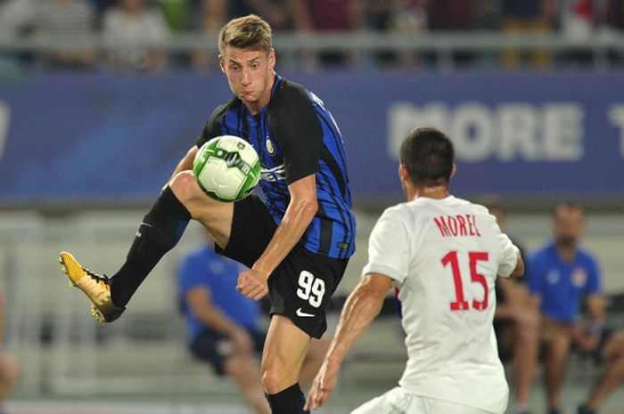 Striker muda Inter Milan, Andrea Pinamonti, dalam laga International Champions Cup melawan Lyon, 24 Juli 2017 di Nanjing, China.