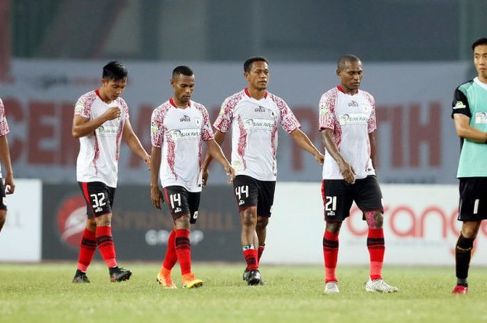 Para pemain Persipura Jayapura menunjukkan ekspresi kecewa setelah ditahan 1-1 oleh tuan rumah Persija Jakarta pada partai Liga 1 di Stadion Patriot, Bekasi, 8 Juli 2017.