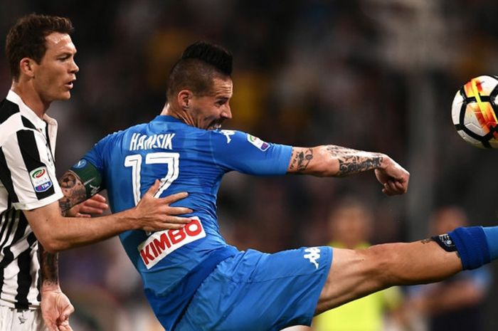 Gelandang Napoli, Marek Hamsik (kanan), berduel dengan bek Juventus, Stephan Lichtsteiner, dalam laga Liga Italia di Stadion Allianz, Turin pada 22 April 2018.