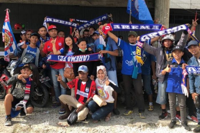 Suporter Persipura dan Arema berpose bersama