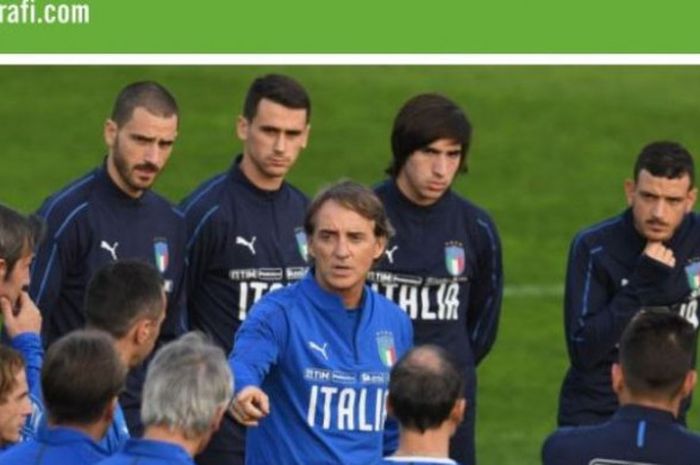 Roberto Mancini (tengah) saat memimpin sesi latihan timnas Italia di Coverciano, Firenze.