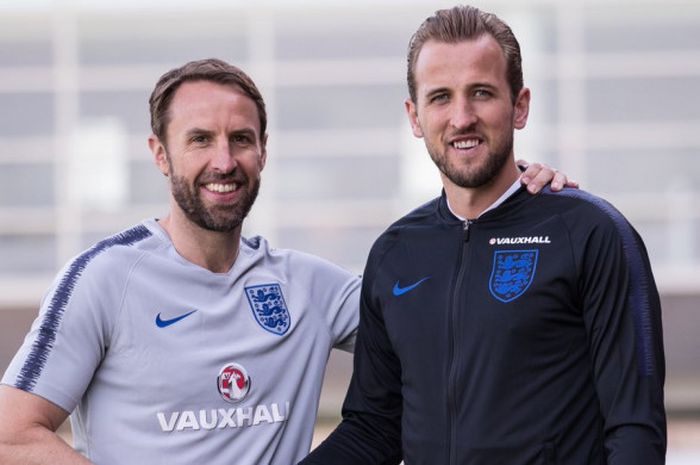 Harry Kane (kiri) bersama pelatih timnas Inggris, Gareth Soutgate  saat penunjukkan kapten tim  di St George' Park,  Staffordshire, pada  Selasa (22/5/2018).