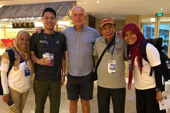 Pendiri sekaligus Sekjen Gothia Cup Swedia Dennis Andersson (ketiga dari kiri) berfoto bersama pembina IJSL Bob Hippy (kedua dari kanan) dan sejumlah pengurus IJSL di Qingdao, China.