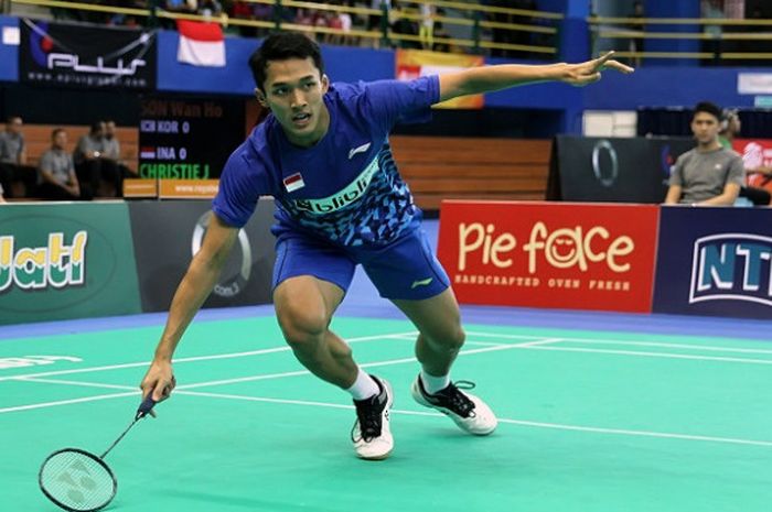 Pebulu tangkis tunggal putra Indonesia, Jonatan Christie, mengembalikan kok ke arah Son Wan-ho. Jonatan menang 21-18, 21-14, pada semifinal Kejuaraan Beregu Asia 208 melawan Korea Selatan di Stadium Sultan Abdul Halim, Alor Setar, Kedah, Malaysia, Sabtu (10/2/2018).