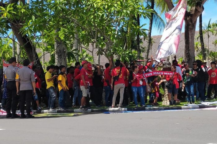 Suporter dari berbagai klub sepak bola Indonesia berada di Sofitel Hotel, Nusa Dua, Bali, lokasi Kongres PSSI 2019, Minggu (20/1/2019) siang. 