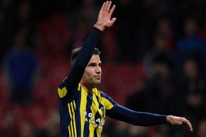 Striker Fenerbahce, Robin van Persie, memberi apresiasi kepada suporter usai pertandingan Grup A Liga Europa 2016-2017 melawan eks klubnya, Manchester United, di Old Trafford, Manchester, Inggris pada 20 Oktober 2016.