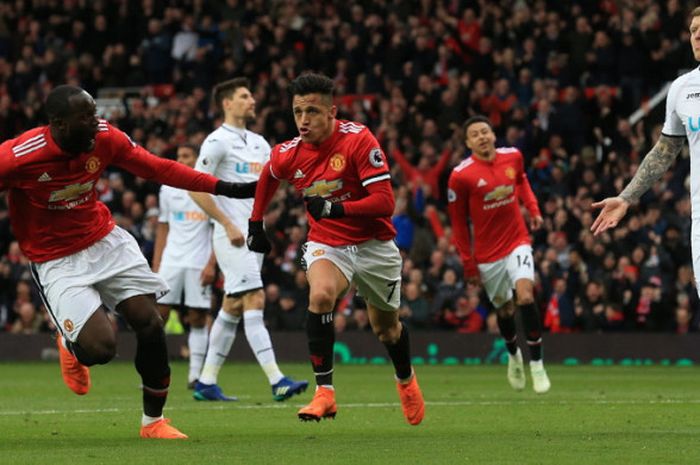 Selebrasi penyerang Manchester United, Alexis Sanchez (tengah), saat merayakan gol yang ia cetak ke gawang Swansea City dalam laga Liga Inggris 2017-2018 di Stadion Old Trafford, Manchester, Inggris, pada Sabtu (31/3/2018).