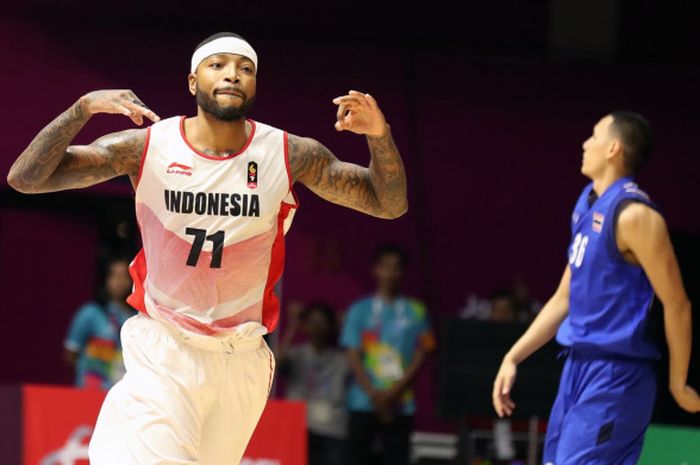 Pebasket Indonesia, Jamarr Andre Johnson, melakukan selebrasi setelah mencetak poin dalam laga melawan Thailand pada babak penyisihan Grup A Asian Games 2018 di Hall Basket Gelora Bung Karno, Senayan, Jakarta, Senin (20/8/2018).