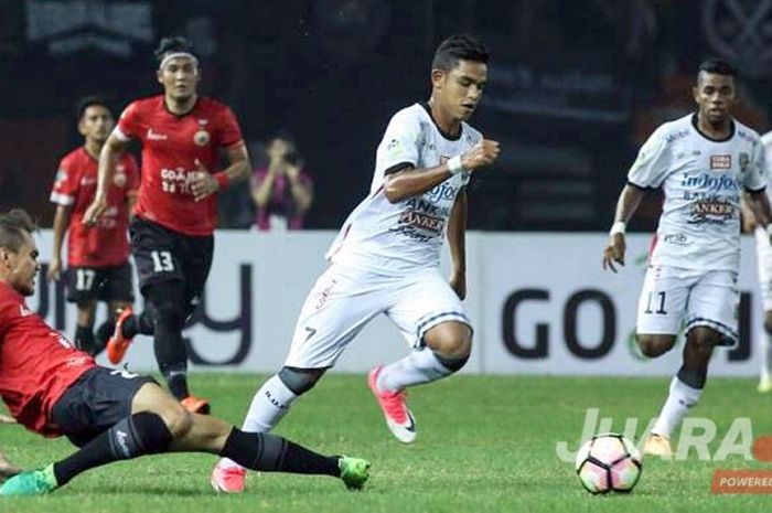 Penyerang sayap Bali United, Miftahul Hamdi (tengah), berusaha lolos dari hadangan bek Persija, Hehanusa dalam laga pekan ke-7, Liga 1 di Stadion Patriot, Bekasi, Minggu (21/5/2017).